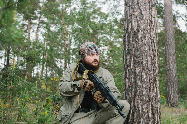 Ozbrojení muži v oblasti ozbrojeného konfliktu — Stock fotografie