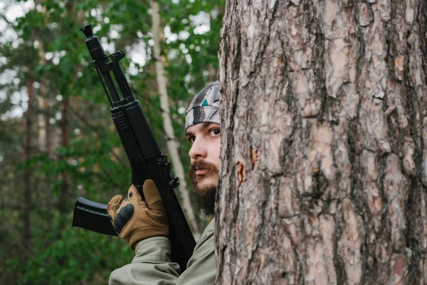 Bewaffnete Männer im Bereich bewaffneter Konflikte — Stockfoto