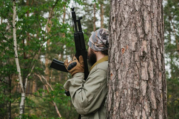 Bewaffnete Männer im Bereich bewaffneter Konflikte — Stockfoto