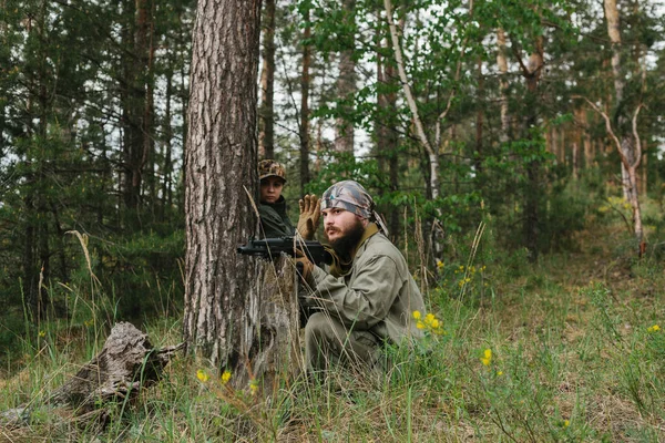 Озброєні чоловіки в зоні збройного конфлікту — стокове фото