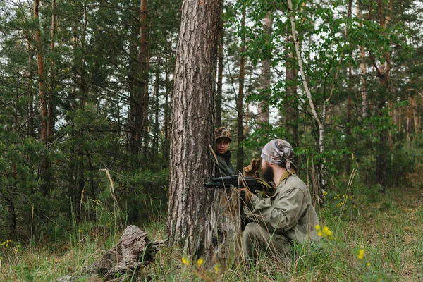 Bewaffnete Männer im Bereich bewaffneter Konflikte — Stockfoto