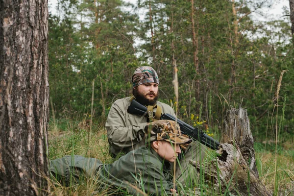 Озброєні чоловіки в зоні збройного конфлікту — стокове фото