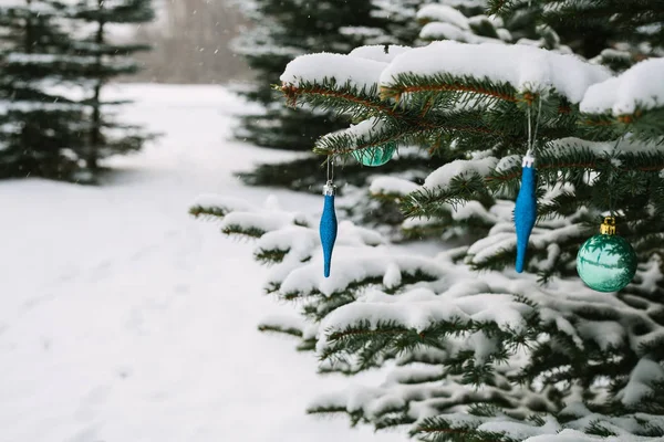 Decoraciones en el árbol de Navidad al aire libre en un bosque. Celebrando el Año Nuevo y las fiestas . — Foto de Stock