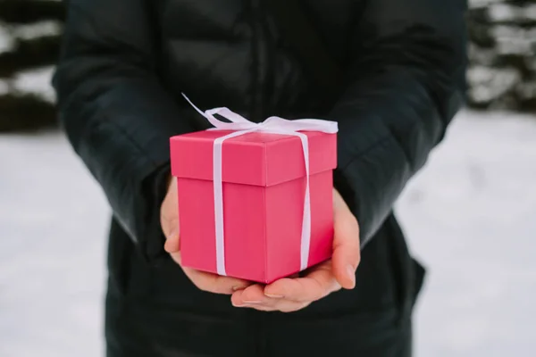 Meisje bedrijf van een gift van Kerstmis in een roze — Stockfoto