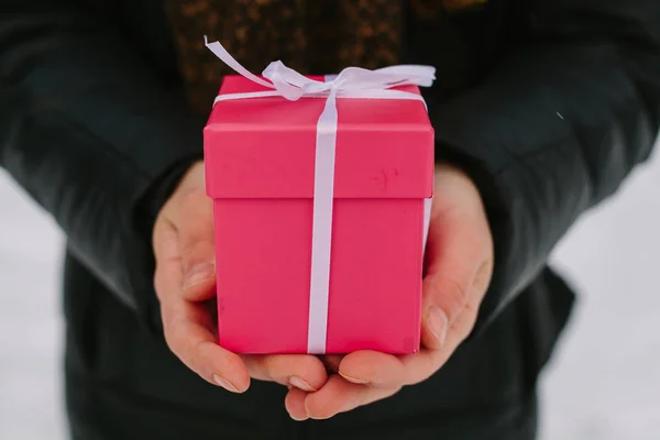 Meisje bedrijf van een gift van Kerstmis in een roze — Stockfoto