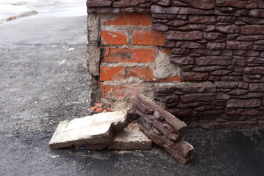 Evin cephe duvarları çöküşü