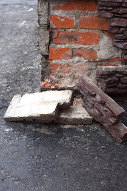 Evin cephe duvarları çöküşü