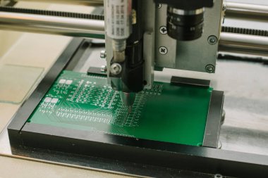 Mikroçip üretim tesisimiz. Teknolojik süreç. Pano montajı.