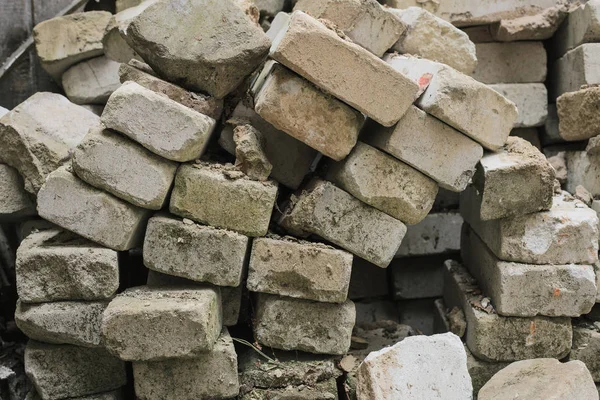 Stenen uit de aardbeving vernielde huis. verwoeste gebouw — Stockfoto