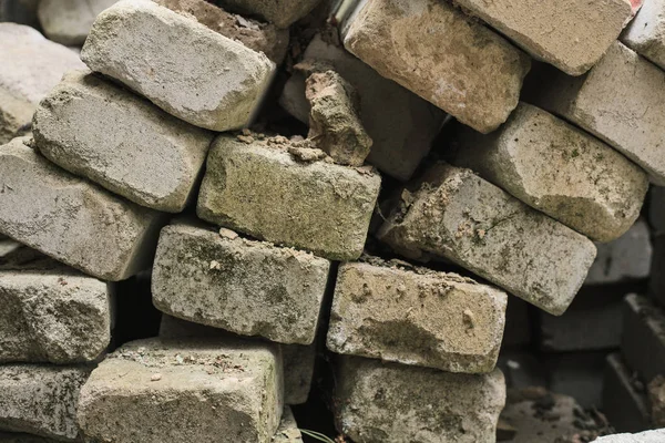 Stenen uit de aardbeving vernielde huis. verwoeste gebouw — Stockfoto