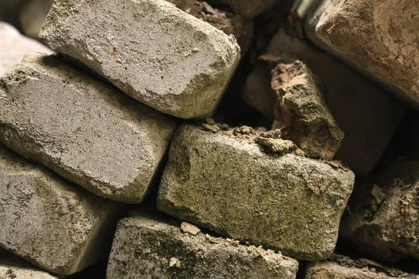 Stenen uit de aardbeving vernielde huis. verwoeste gebouw — Stockfoto