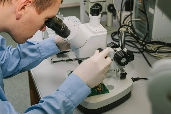 Experte beim Blick durchs Mikroskop. Kriminalpolizei ermittelt — Stockfoto