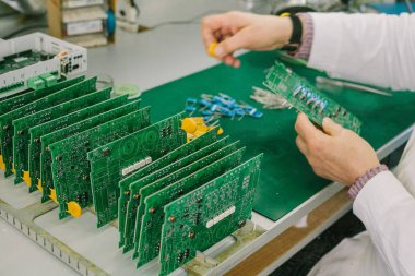 Komiteler bir satır vardır. Fabrika cips üretimi için. Computer kurulu