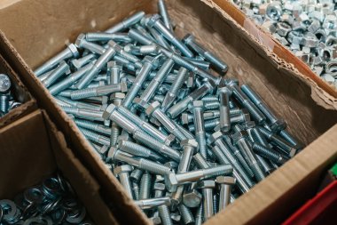 Bir kutu içinde birçok inşaat araçları yalan