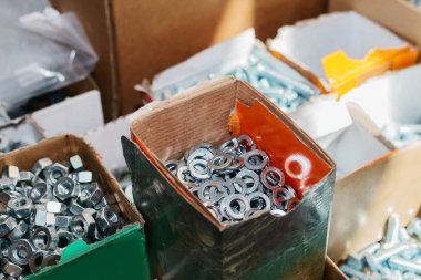 Bir kutu içinde birçok inşaat araçları yalan