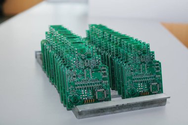 Komiteler bir satır vardır. Fabrika cips üretimi için. Computer kurulu