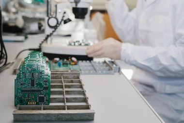 Mikroçip üretim tesisimiz. Teknolojik süreç. Yönetim Kurulu montaj. Bilgisayar uzmanı. Üretim. Mühendislik. Çip. Profesyonel. Teknisyen.