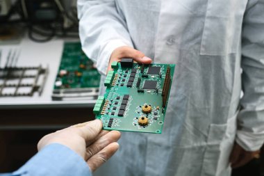 Mikroçip üretim tesisimiz. Teknolojik süreç. Yönetim Kurulu montaj. Çip. Profesyonel. Teknisyen. Bilgisayar uzmanı. Üretim. Mühendislik.