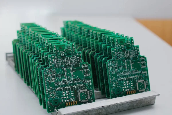Los tableros están en fila. Fábrica para la producción de chips. tablero de ordenador — Foto de Stock