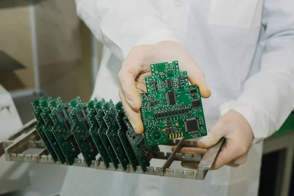 Fábrica de produção de microchips. Processo tecnológico. A montar o tabuleiro. Chip. Profissional. Técnico. Especialista em computadores. Fabricação. Engenharia . — Fotografia de Stock