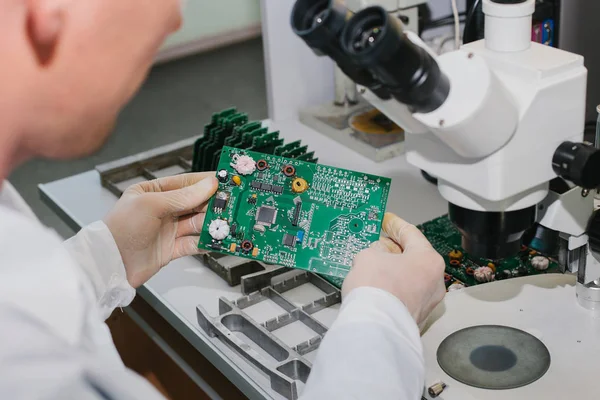 Microchip production factory. Technological process. Assembling the board. Computer expert. Manufacturing. Engineering. Chip. Professional. Technician. — Stock Photo, Image