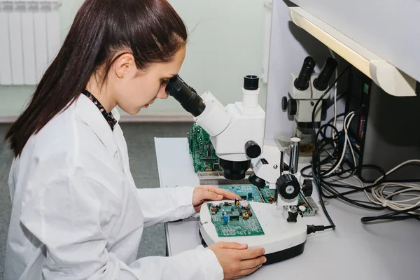 Fábrica de produção de microchips. Processo tecnológico. A montar o tabuleiro. Chip. Profissional. Técnico. Especialista em computadores. Fabricação. Engenharia . — Fotografia de Stock