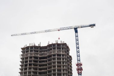 bir apartman binası inşaatı. kat mülkiyeti