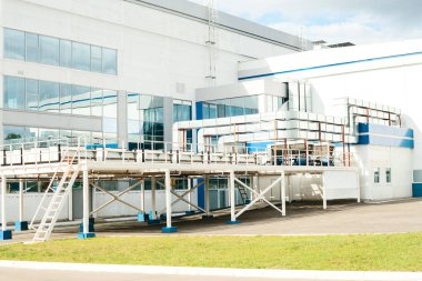 Bina bir soğutma sistemi ile yeni modern yüksek teknoloji fabrika. İşyerleri. İstihdam.
