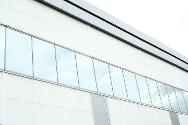 Modern merdiven. Binanın duvarına.