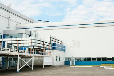 Bina bir soğutma sistemi ile yeni modern yüksek teknoloji fabrika. İşyerleri. İstihdam.