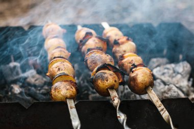 Şiş üzerinde pastırmalı kızarmış patates. Hafta sonu açık havada yemek kavramı.