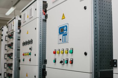 Alçak gerilim dolap. Kesintisiz güç. Elektrik gücü.