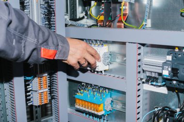 Elektrikçi yakınındaki alçak gerilim dolap. Kesintisiz güç kaynağı. Elektrik.