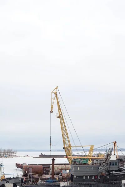 Чебоксары, Россия - 2 апреля 2016 года: плавучий кран в речном порту зимой — стоковое фото