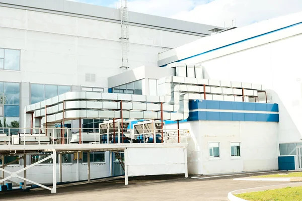 Novo edifício moderno de fábrica oi-tech com um sistema de refrigeração. Locais de trabalho. Emprego . — Fotografia de Stock