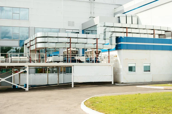 Novo edifício moderno de fábrica oi-tech com um sistema de refrigeração. Locais de trabalho. Emprego . — Fotografia de Stock
