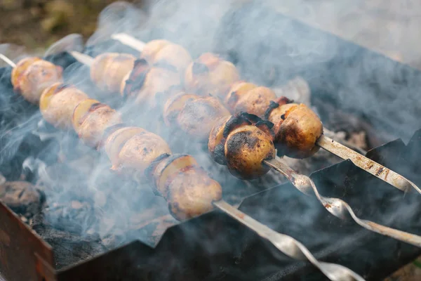 Pommes de terre frites avec du bacon sur les brochettes. Le concept de manger à l'extérieur le week-end . — Photo