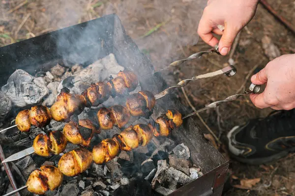 Smażone ziemniaki z boczkiem na szaszłyki. Koncepcja jedzenia na zewnątrz w weekend. — Zdjęcie stockowe