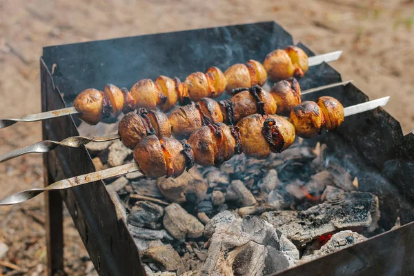 Жареная картошка с беконом на шашлыках. Концепция питания на свежем воздухе в выходные . — стоковое фото