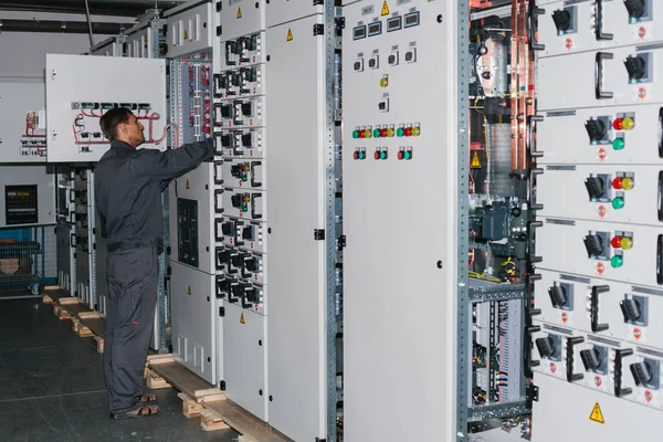 Elektrikçi yakınındaki alçak gerilim dolap. Kesintisiz güç kaynağı. Elektrik.