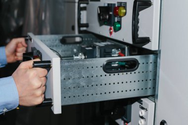 Elektrikçi yakınındaki alçak gerilim dolap. Kesintisiz güç kaynağı. Elektrik.