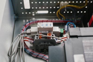 Alçak gerilim dolap. Kesintisiz güç. Elektrik gücü.