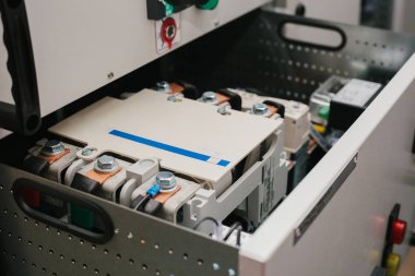 Alçak gerilim dolap. Kesintisiz güç. Elektrik gücü.