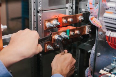 Elektrikçi yakınındaki alçak gerilim dolap. Kesintisiz güç kaynağı. Elektrik.