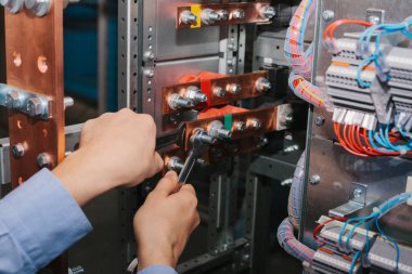 Elektrikçi yakınındaki alçak gerilim dolap. Kesintisiz güç kaynağı. Elektrik.