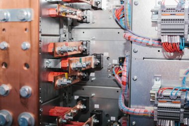 Bakır toplayıcı. Kesintisiz güç. Elektrik güç. Alçak voltajlı yuvası Meclisi