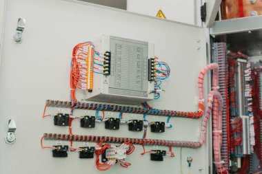 Alçak gerilim dolap. Kesintisiz güç. Elektrik gücü.