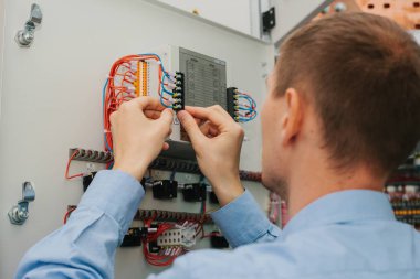 Elektrikçi yakınındaki alçak gerilim dolap. Kesintisiz güç kaynağı. Elektrik.