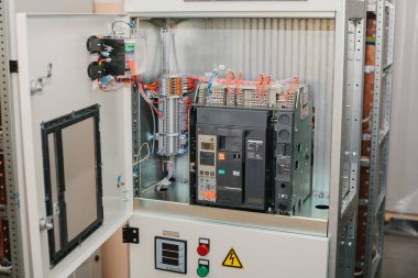 Alçak gerilim dolap. Kesintisiz güç. Elektrik gücü.