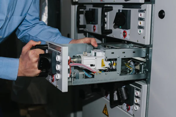 Elektricien in de buurt van de kast laagspanning. Ononderbroken voeding. Elektriciteit. — Stockfoto